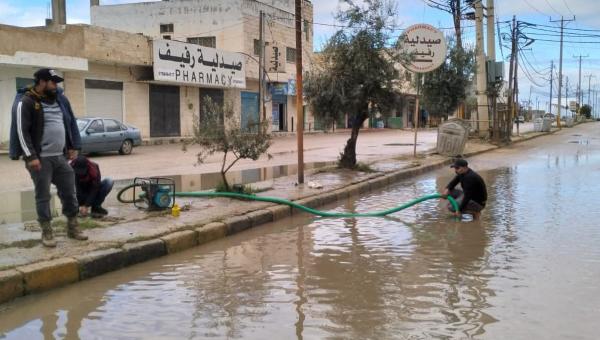 بلدية الطيبة تتعامل مع تجمع لمياه الأمطار في صما ومندح