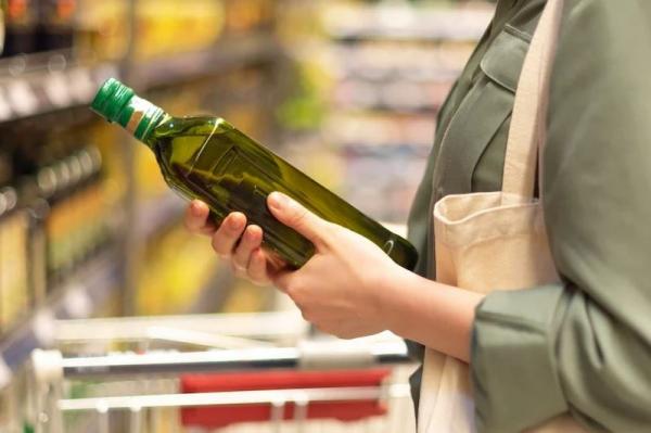 الزراعة تستقبل طلبات استيراد زيت الزيتون مجددا