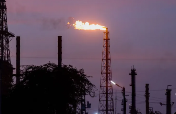 فنزويلا تبدأ بإغلاق آبار نفطية تضم أكبر احتياطيات العالم