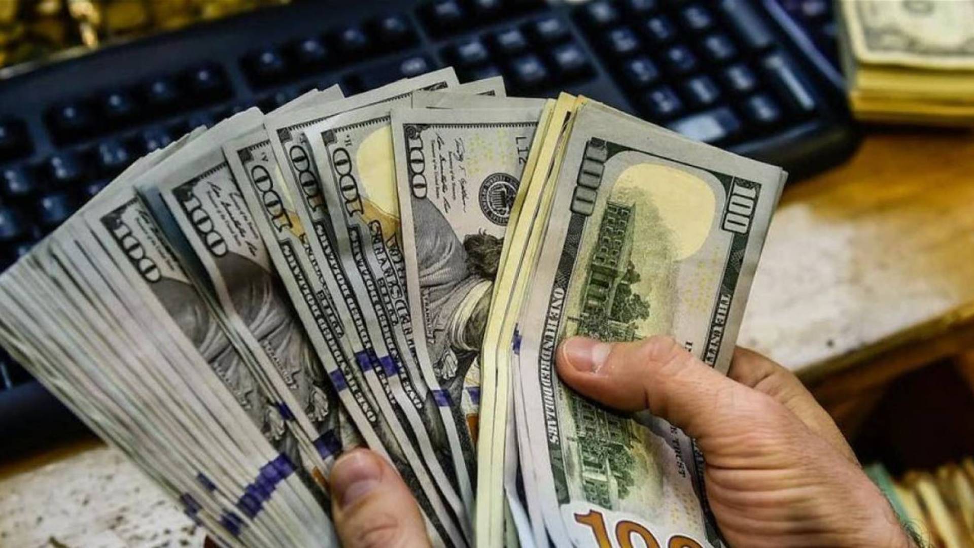 الدولار يستقر قبيل صدور محضر اجتماع المركزي الأميركي