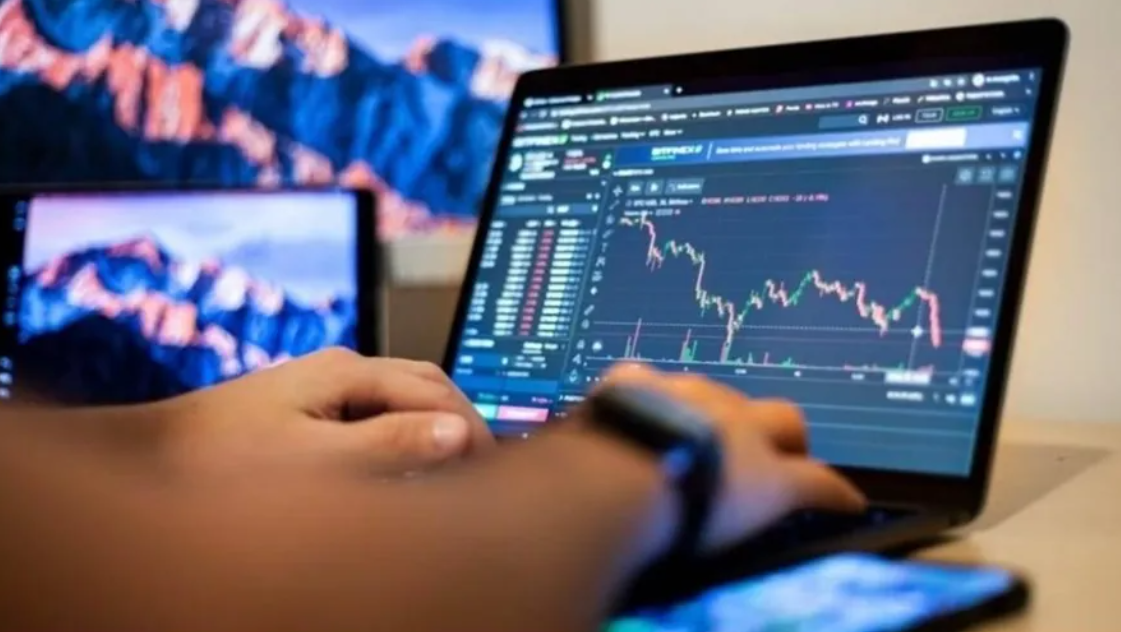 الجرائم الإلكترونية تُحذّر من منصات التداول الوهمية غير المرخّصة