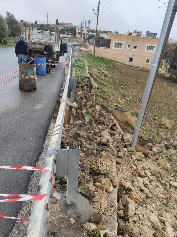 انهيار شارع في ذيبان .. والبلدية تضع إشارات تحذيرية