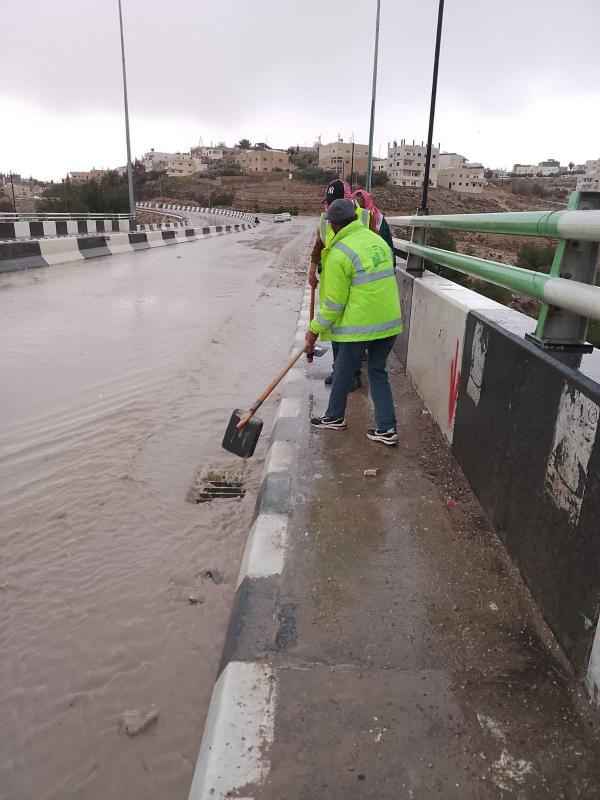 أشغال الكرك تتعامل مع ارتفاع منسوب مياه على جسر الثنية والمرج