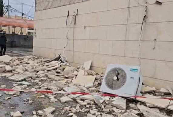 سقوط واجهة مبنى في إربد بسبب الظروف الجوية