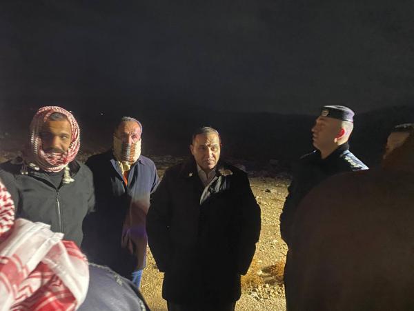 الزرقاء .. إنقاذ عالقين داخل مركبتهم في مجرى سير