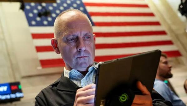 أين تستثمر 10 آلاف دولار في 2026؟ .. 8 خبراء من 