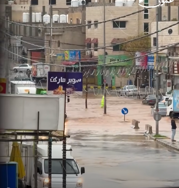 ارتفاع منسوب المياه في شوارع عمّان .. والقيادة بحذر شديد