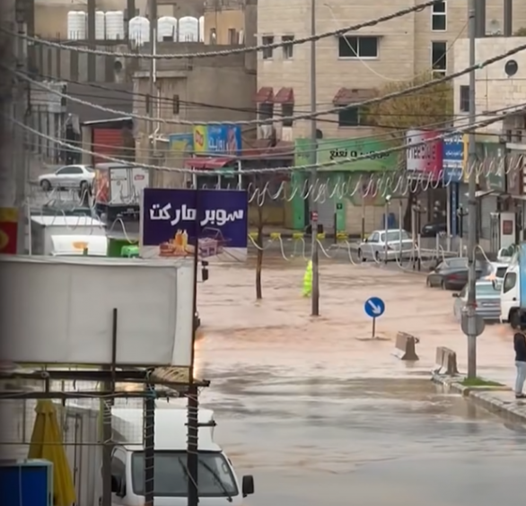 ارتفاع منسوب المياه في شوارع عمّان .. والقيادة بحذر شديد