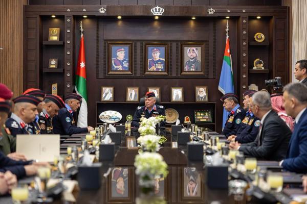 بالصور .. الملك يطلع على تجهيزات الأمن العام للتعامل مع الظروف الجوية