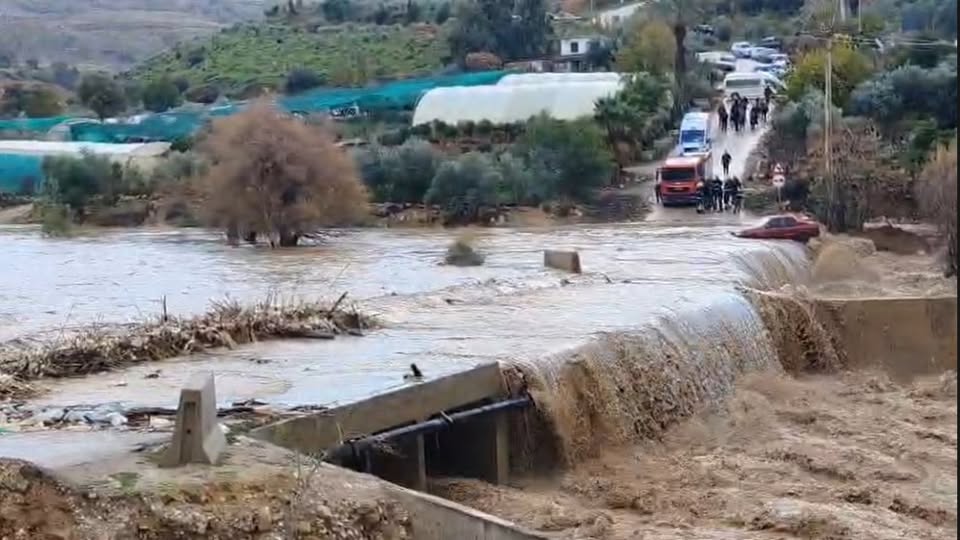 محافظ جرش يقرر إغلاق شارع بسبب ارتفاع منسوب مياه سيل الزرقاء