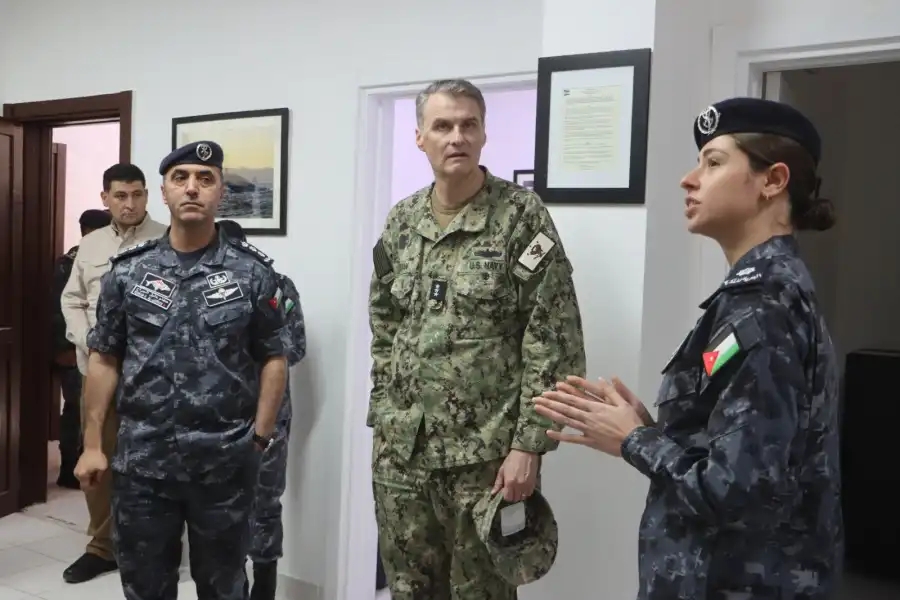 قائد القوات البحرية في القيادة المركزية الأميركية يزور قيادة القوة البحرية الملكية