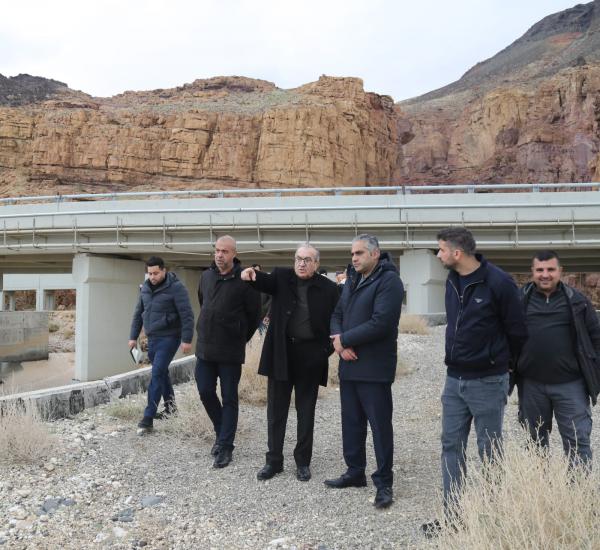 أبو السمن يوجه بتعزيز حمايات مخارج جسري 