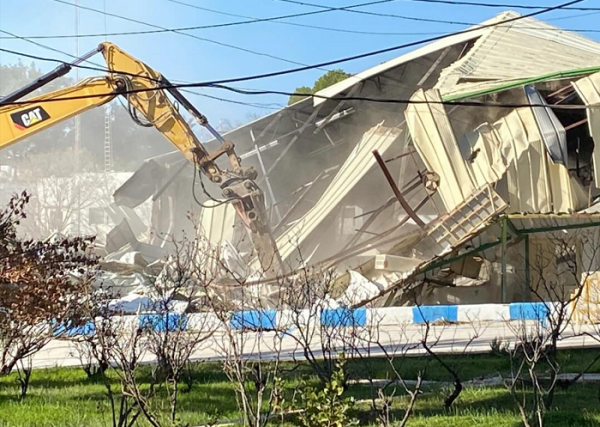 بالصور .. هدم مبانٍ لأونروا في القدس ورفع العلم الإسرائيلي داخلها