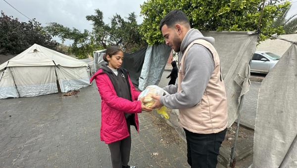 الخيرية الهاشمية وزكاة المناصرة تواصلان توزيع الخبز في غزة