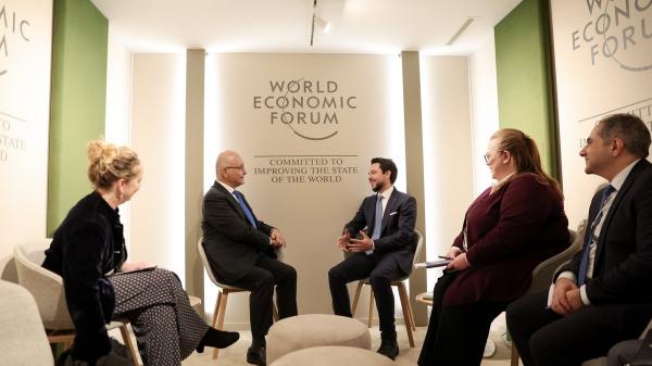 ولي العهد يلتقي في دافوس مفوض الأمم المتحدة لشؤون اللاجئين