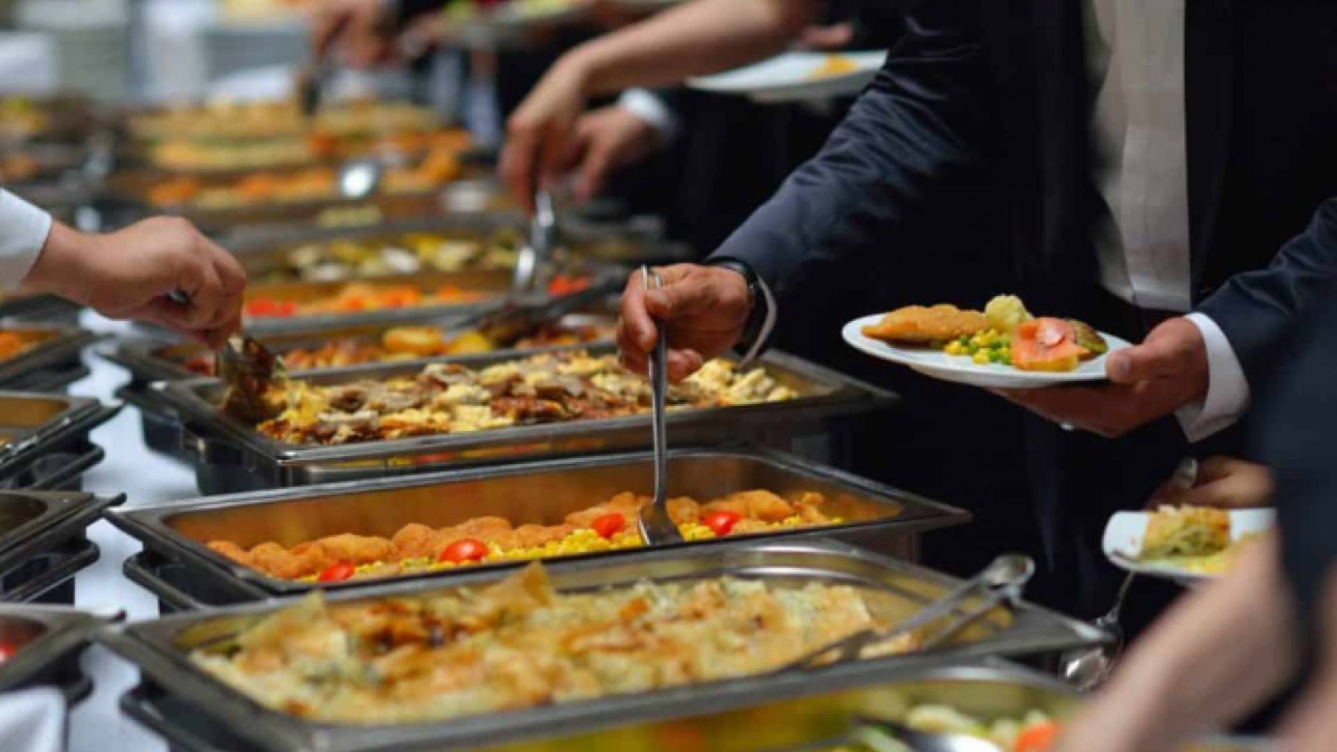 لوجود حشرات .. إغلاق 3 مطاعم في أحد المولات وإحالة المخالفين للقضاء