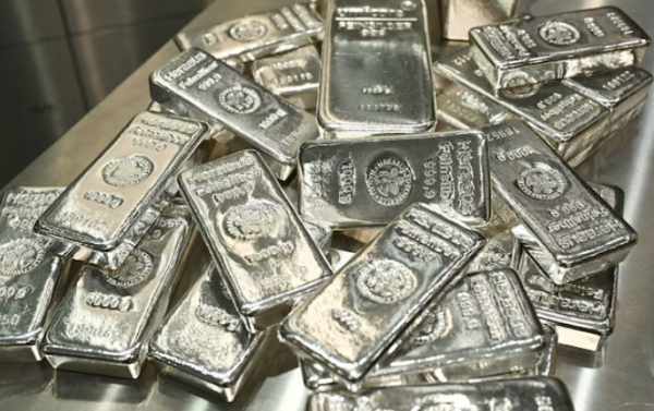 اونصة الفضة تلامس 100 دولار للمرة الاولى في تاريخها