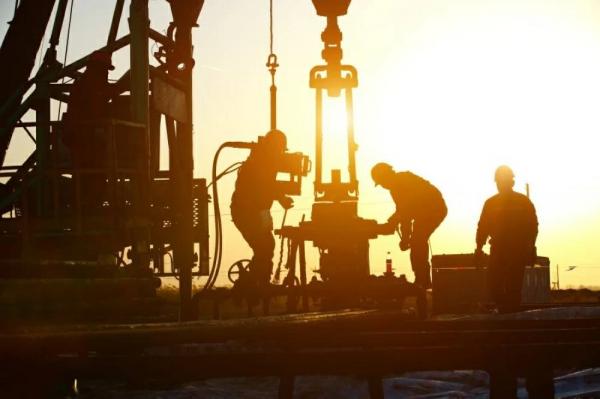 النفط يرتفع بعد تهديد ترامب بتحرك «أسطول حربي» تجاه إيران