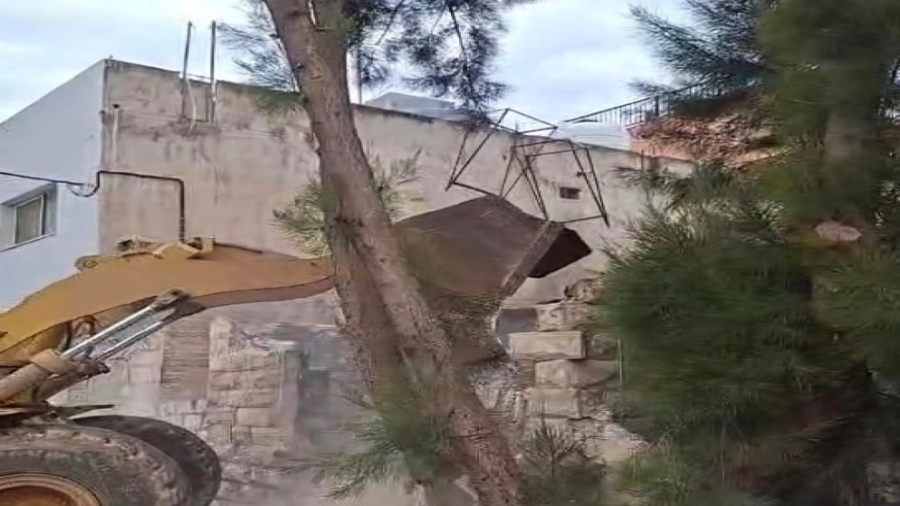 إربد: إزالة مبنى مهجور خطر على المواطنين