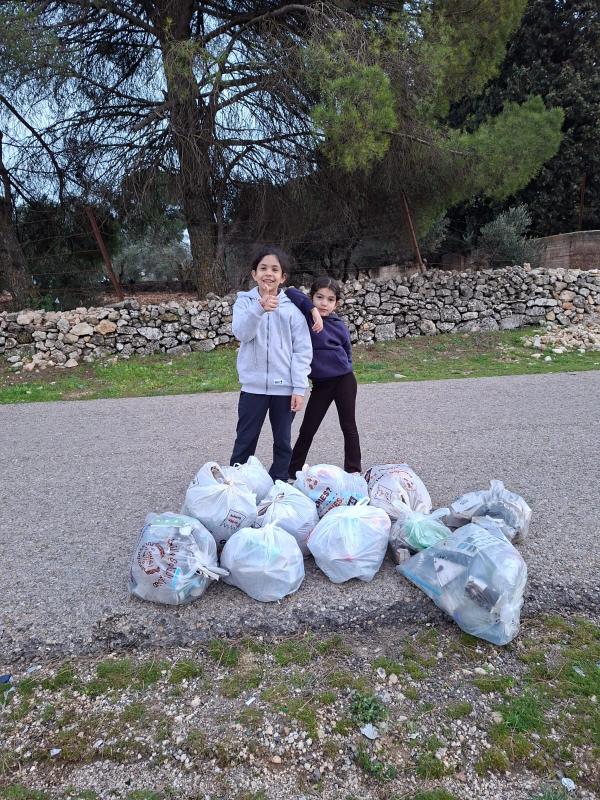 لفتة جميلة .. طفلتان تنظفان الطريق العام