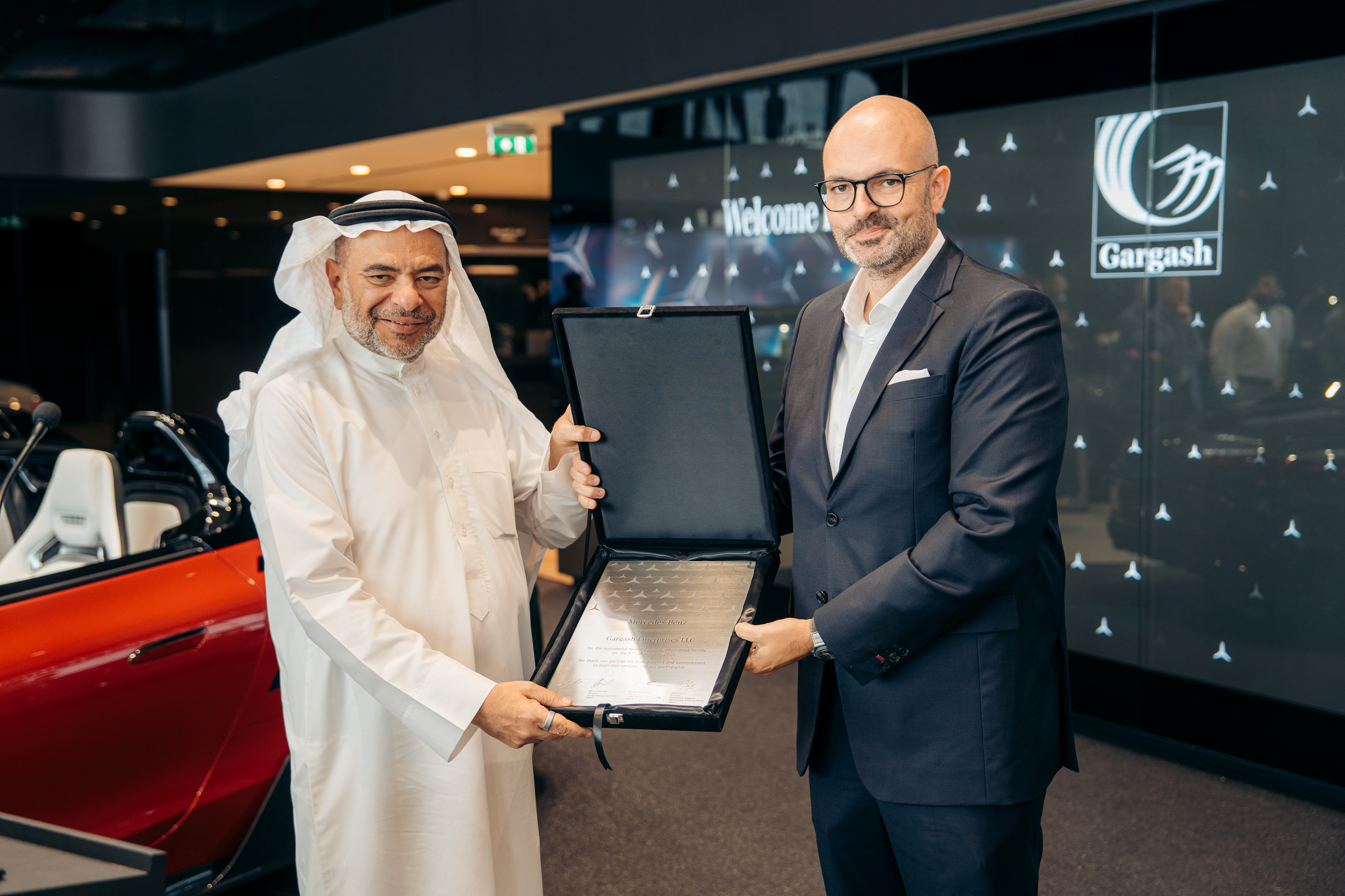 قرقاش تكشف عن صالة عرض مرسيدس-بنز المجددة في ديرة