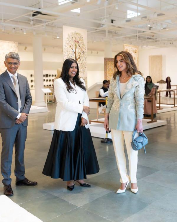 الملكة رانيا تزور مدرسة تشاناكيا للحرف في مومباي بالهند