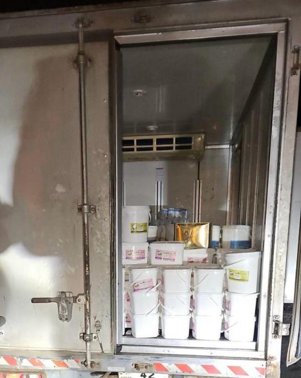 ضبط 1390 كغم ألبان وأجبان مجهولة المصدر تحمل علامة تجارية وهمية