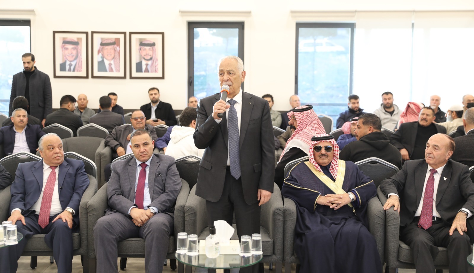 مندوبا عن الملك وولي العهد .. العيسوي يعزي عشيرة النهار/ عباد