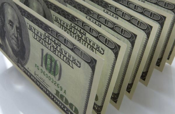 الدولار يتماسك وسط غموض مسار الفائدة الأمريكية