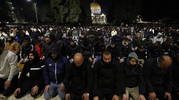 60 ألفا يؤدون صلاتي العشاء والتراويح في المسجد الأقصى