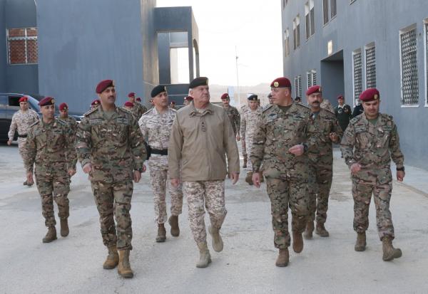 الحنيطي يزور مدرسة القوات الخاصة و يشارك كتيبة الصاعقة والمظليين وجبة الافطار