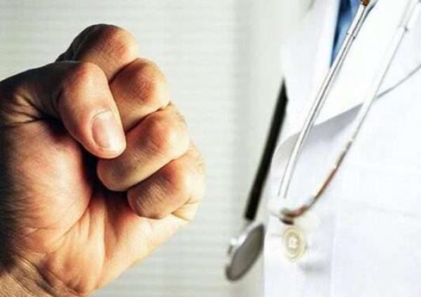 الطراونة: 95% من الاعتداءات على الأطباء يرتكبها مرافقون بأقسام الطوارئ