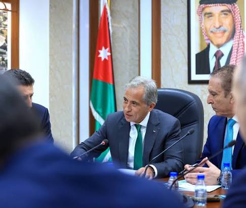 رئيس الوزراء يلتقي كتلة الميثاق النيابية ويبحث تعديلات قانون الضمان الاجتماعي