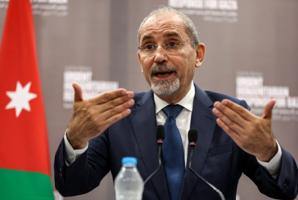 الصفدي يبحث مع نظيريه في الكويت والعراق تطورات الأوضاع