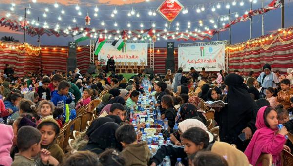 الهيئة الخيرية والحملة الأردنية تقيمان إفطاراً جماعياً لـ 800 عائلة غزية
