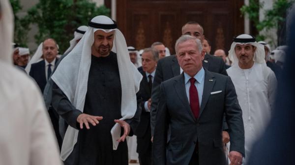 الملك والرئيس الإماراتي يؤكدان ضرورة التهدئة في الإقليم