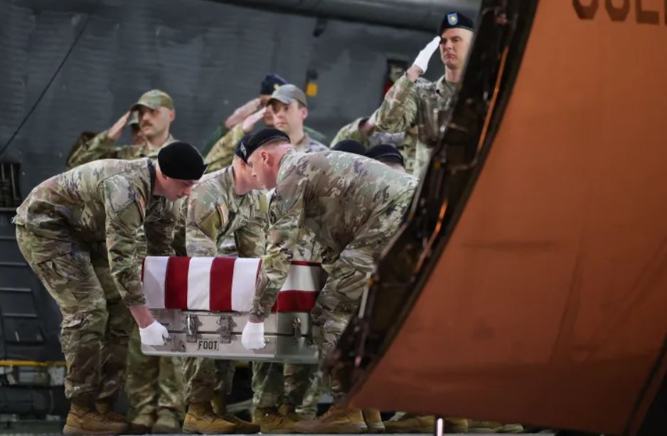 مقتل 13 جنديا أمريكيا وإصابة 210 آخرين بعد أسبوعين من الحرب