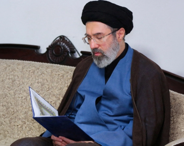 مجتبى خامنئي: قتلة لاريجاني سيدفعون الثمن