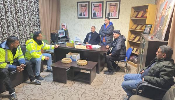 بلدية الطفيلة تتعامل مع إغلاقات طرق بسبب تراكم الطمم والحجارة