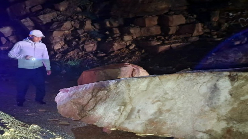 بلدية سويمة تتعامل مع انهيار صخري على طريق البحر الميت