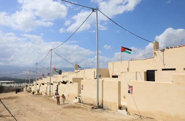 بني مصطفى تسلم 20 مسكناً للأسر العفيفة في لواء دير علا