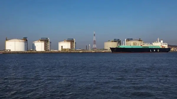 رسو باخرتي بنزين وغاز مسال في العقبة