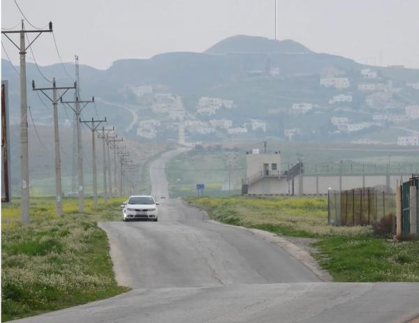 جبل الخناصري لوحة طبيعية تجذب السياح في البادية الشمالية الغربية