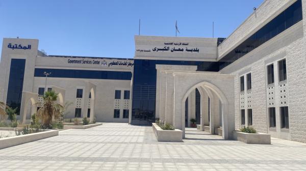 بلدية معان تباشر تنفيذ خطة تجميل الميادين وزيادة الرقعة الخضراء