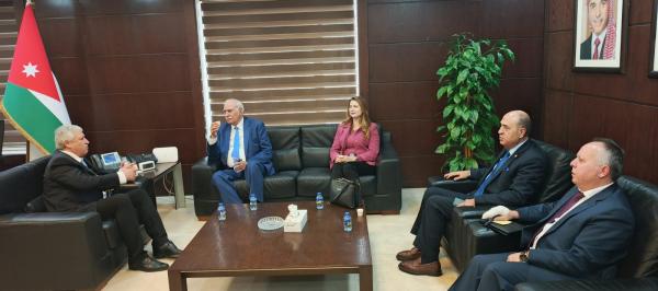 القطامين يبحث مع وفد سلطي تحسين الخدمات في المدينة