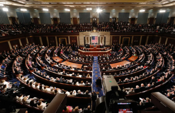 جمهوريون يعطلون مقترحاً ديمقراطياً لتقييد سلطة ترامب بشأن الحرب