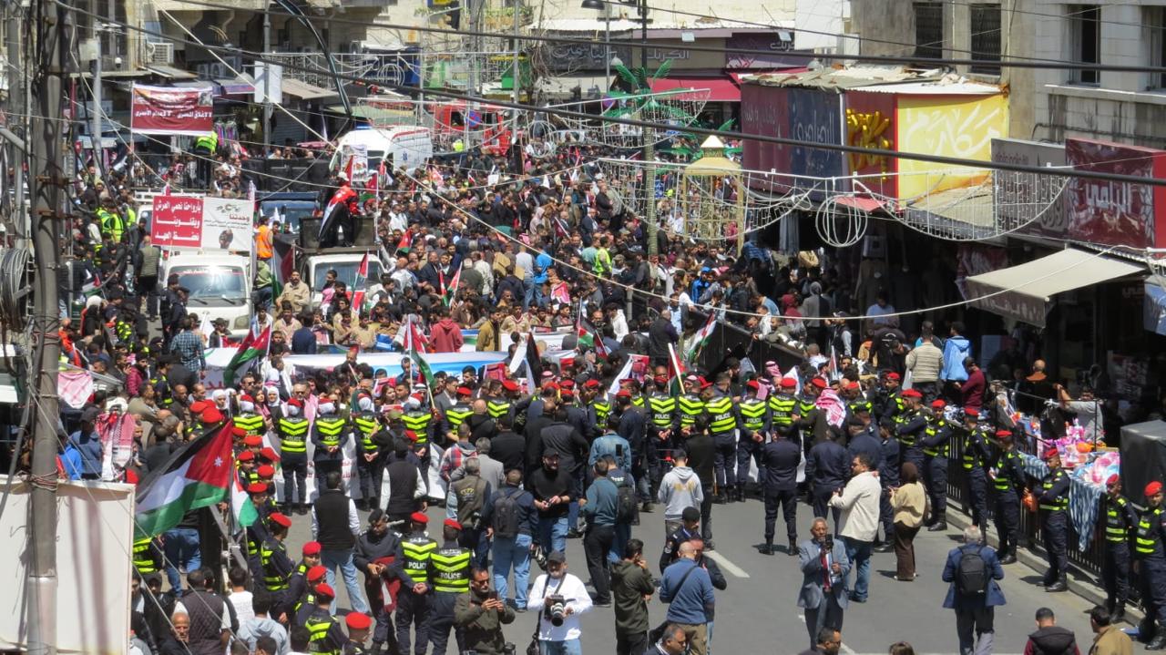 بالصور .. مسيرة حاشده في وسط البلد تأييداً للمواقف الملكية حول القدس والأقصى 