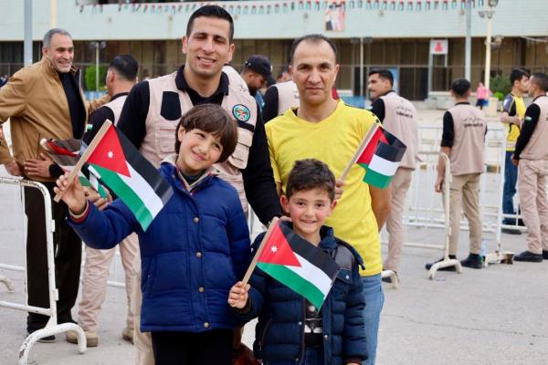 أمن الملاعب يوزع الأعلام على جماهير الحسين إربد والرمثا