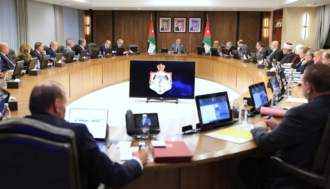 استطلاع: تراجع الثقة بقدرة رئيس الوزراء .. و25 % من الأردنيين ثقتهم بالحكومة كبيرة