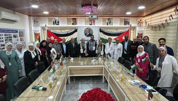 مستشفى المقاصد يحتفل بيوم العلم الأردني